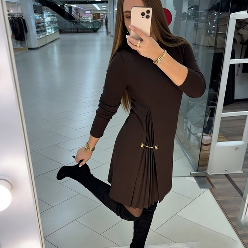 Solor Paris™ | Robe Sophistiquée Ligne A avec Détail Plissé et Chaîne Dorée